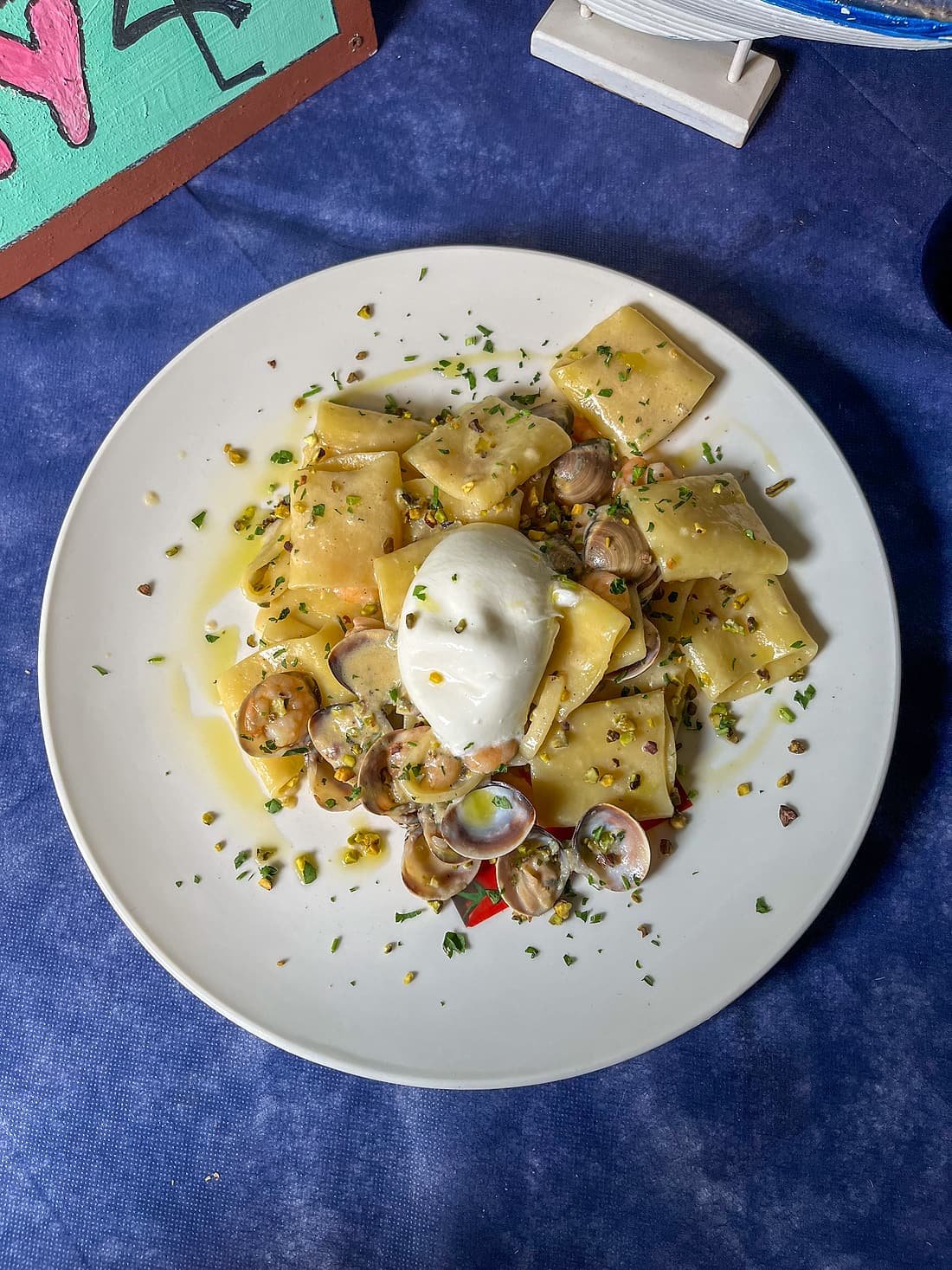 Paccheri con vongole, gamberi e burrata