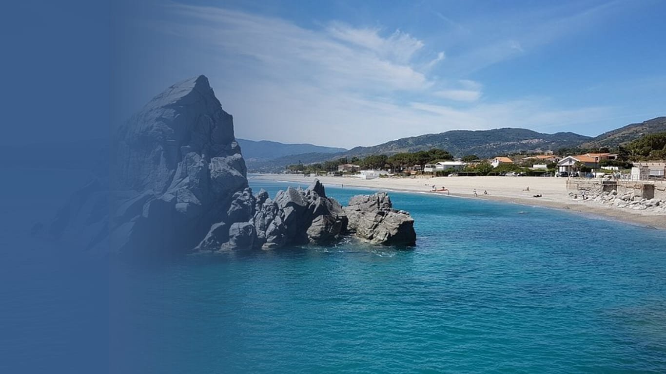 La Scogliera di Pietragrande e il mare cristallino di Montauro, Calabria