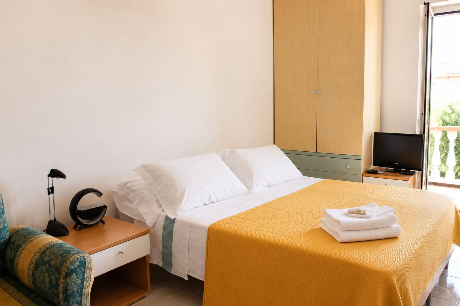 Camera Margherita, letto matrimoniale con armadio in legno chiaro